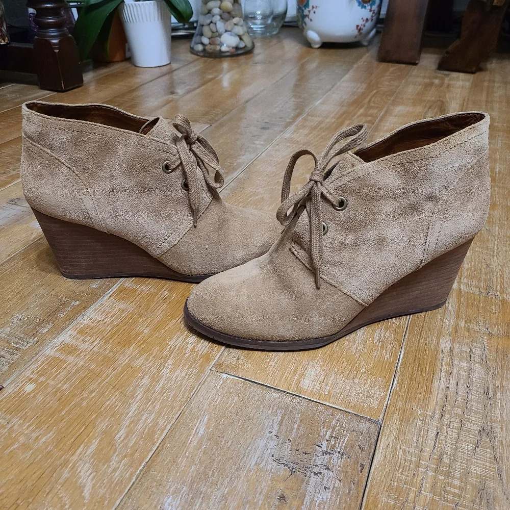 Lucky Brand Shylow Tan Suede Leather 3 inch Wedge Lace Up Ankle Booties Size 8.5 - Picture 1 of 13